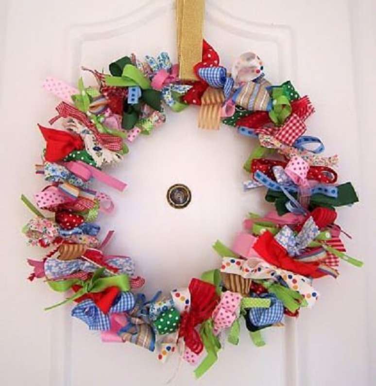 11. Guirlanda de Natal feita com fitas coloridas. Fonte: Pinterest