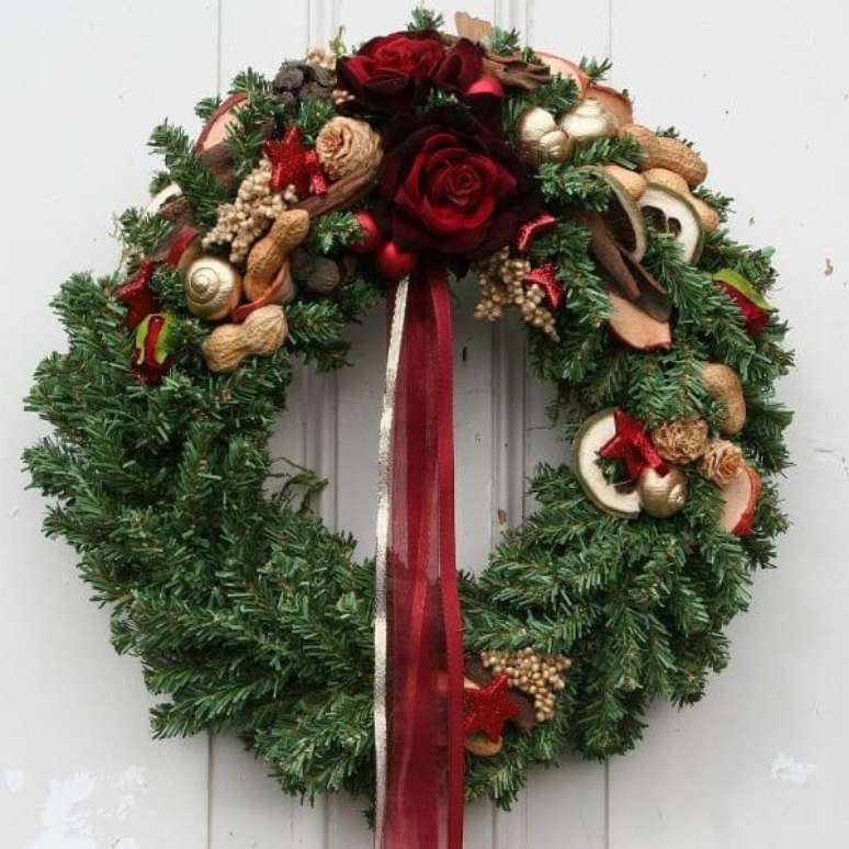 19. Guirlanda para Natal com laço e flores artificias. Fonte: Pinterest