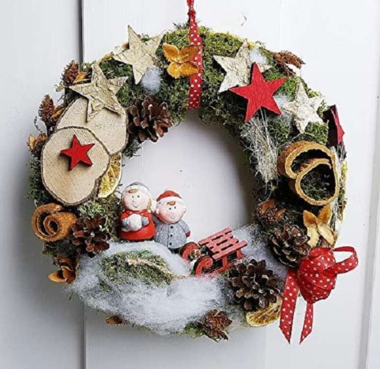 17. Guirlanda de Natal que encanta a entrada de casa. Fonte: Pinterest