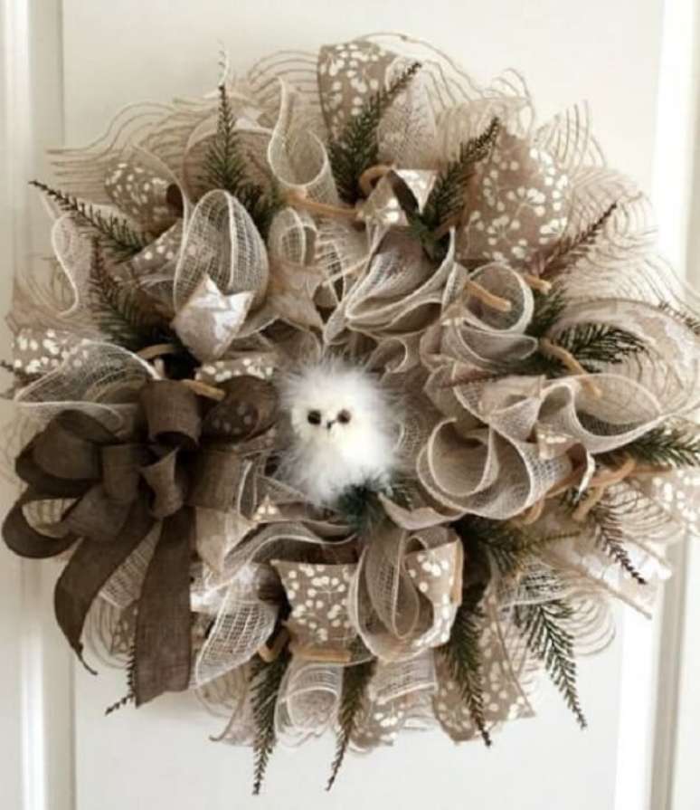 14. Guirlanda de Natal com flores artificias e detalhes em tom neutro. Fonte: Pinterest