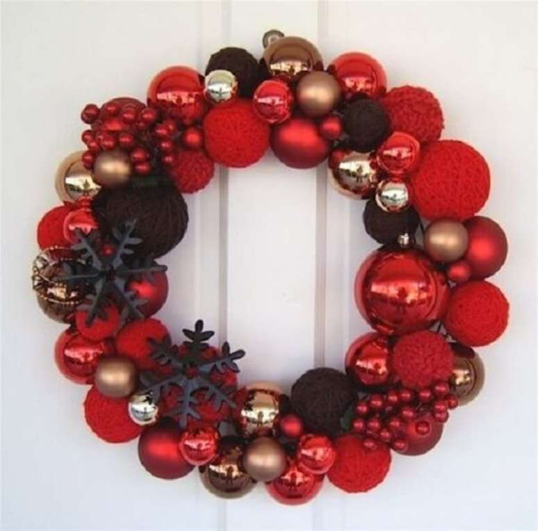22. Guirlanda para Natal em tons de vermelho. Fonte: Pinterest