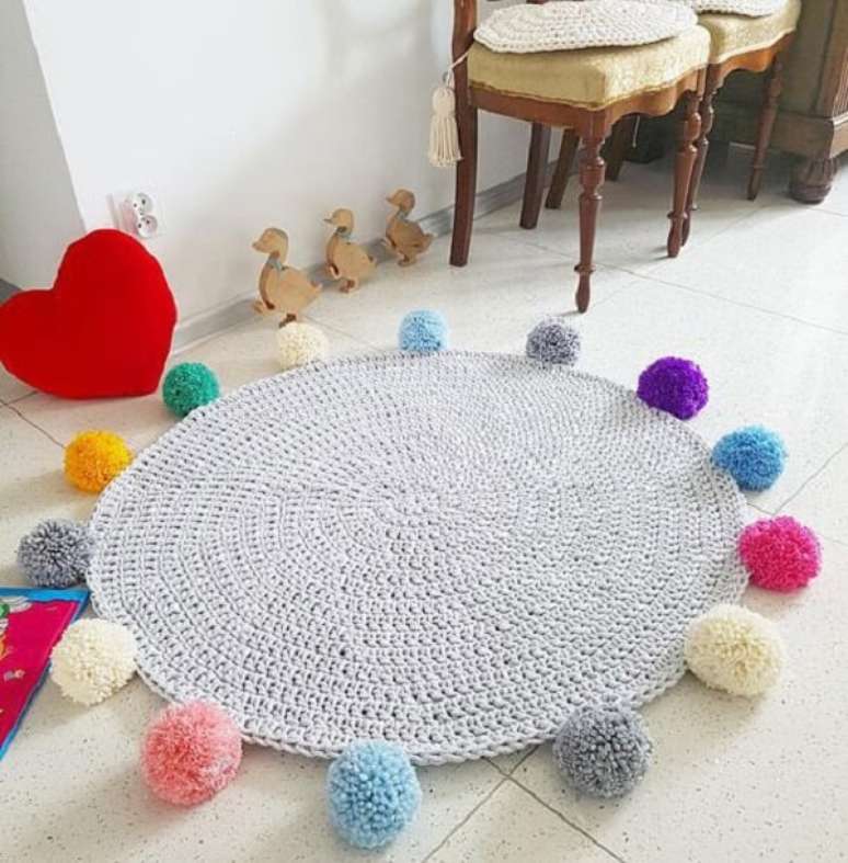 71- Acabamento feito em pompons deixa seu tapete de crochê ainda mais bonito. Fonte: Tudo Especial
