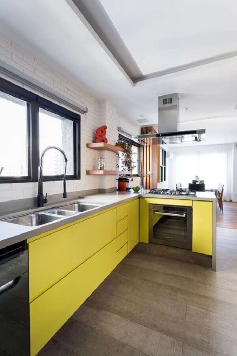 9. O armário de cozinha amarelo pode deixar o ambiente mais iluminado e alegre – Foto: Casa de Valentina