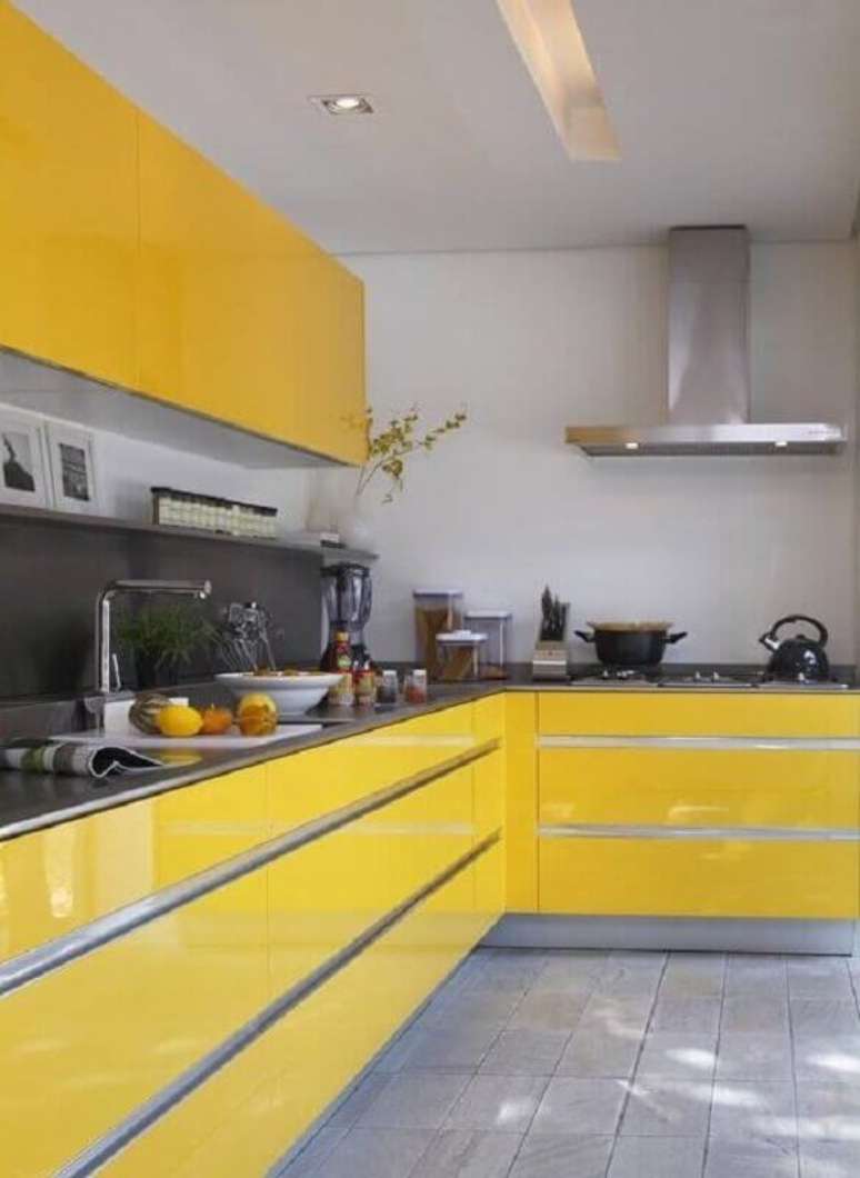 10. Decoração com armário de cozinha amarelo planejado e detalhes em inox para um toque moderno no ambiente – Foto: Ideias e Projetos