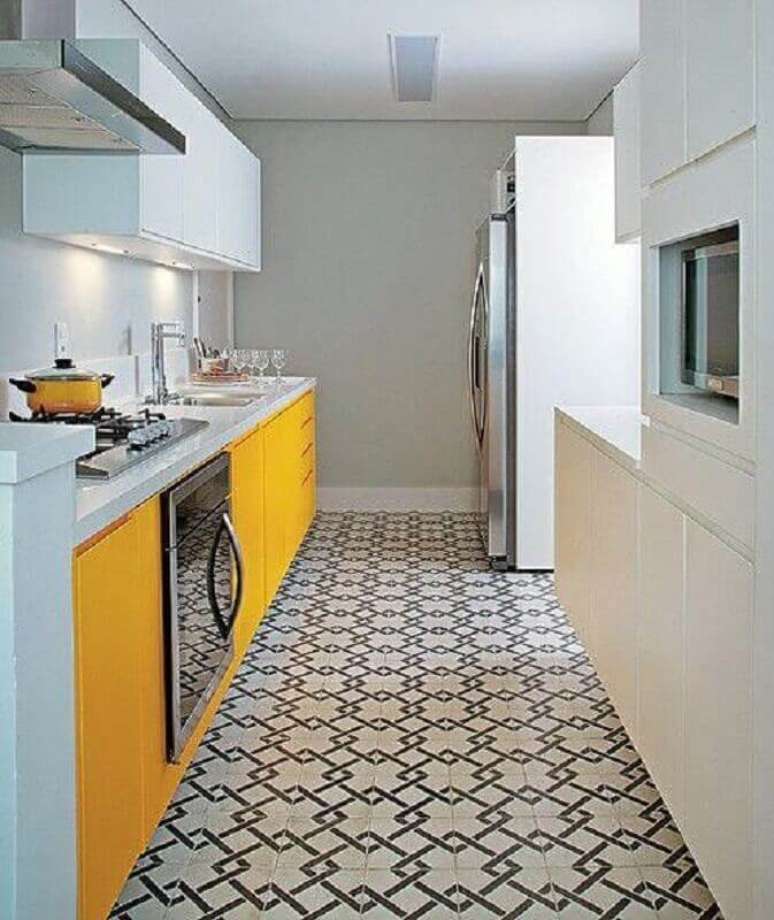 11. Para a cozinha compacta amarela prefira cores claras como o branco e o bege – Foto: Construção e Design
