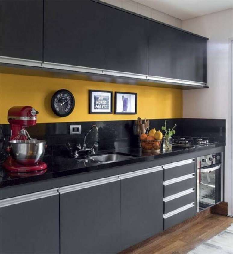 12. Decoração para cozinha planejada amarela e preta – Foto: Ideias e Projetos