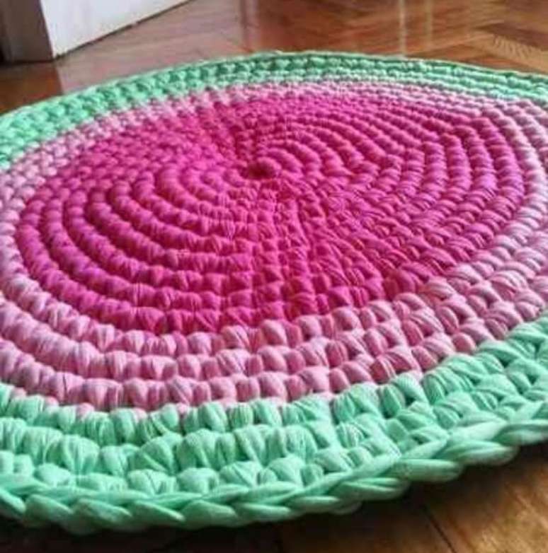 73- As cores desse tapete de crochê lembram uma melancia. Fonte: Revista Artesanato