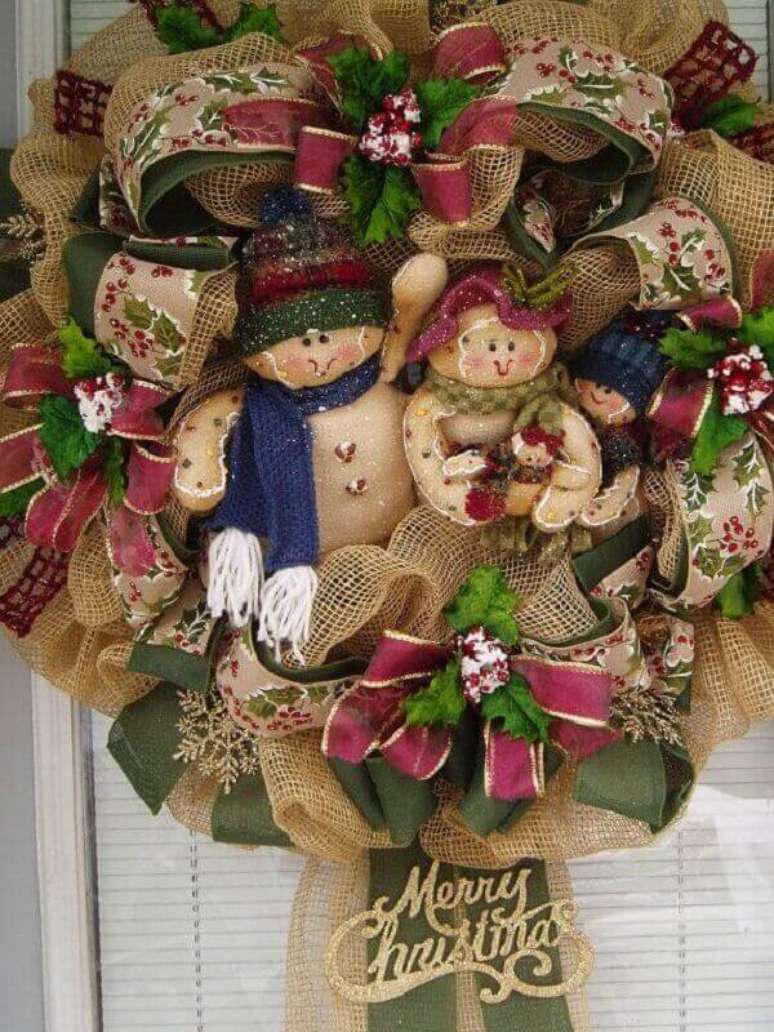 25. Guirlanda para Natal com tecido de juta e laços de fita. Fonte: Pinterest