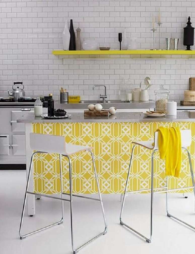 13. Decoração simples com azulejo estampado para cozinha amarela e branca – Foto: Pinterest