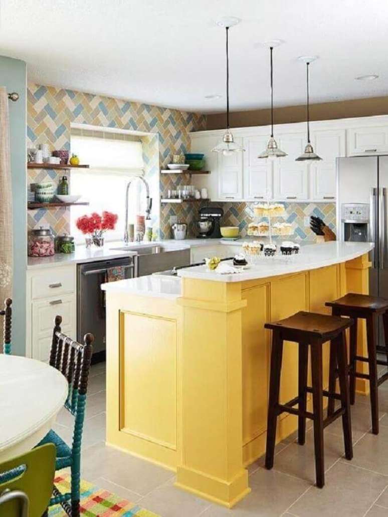 15. Banqueta para cozinha amarela decorada com azulejo colorido e pendentes sobre a bancada – Foto: White Hat Architecture
