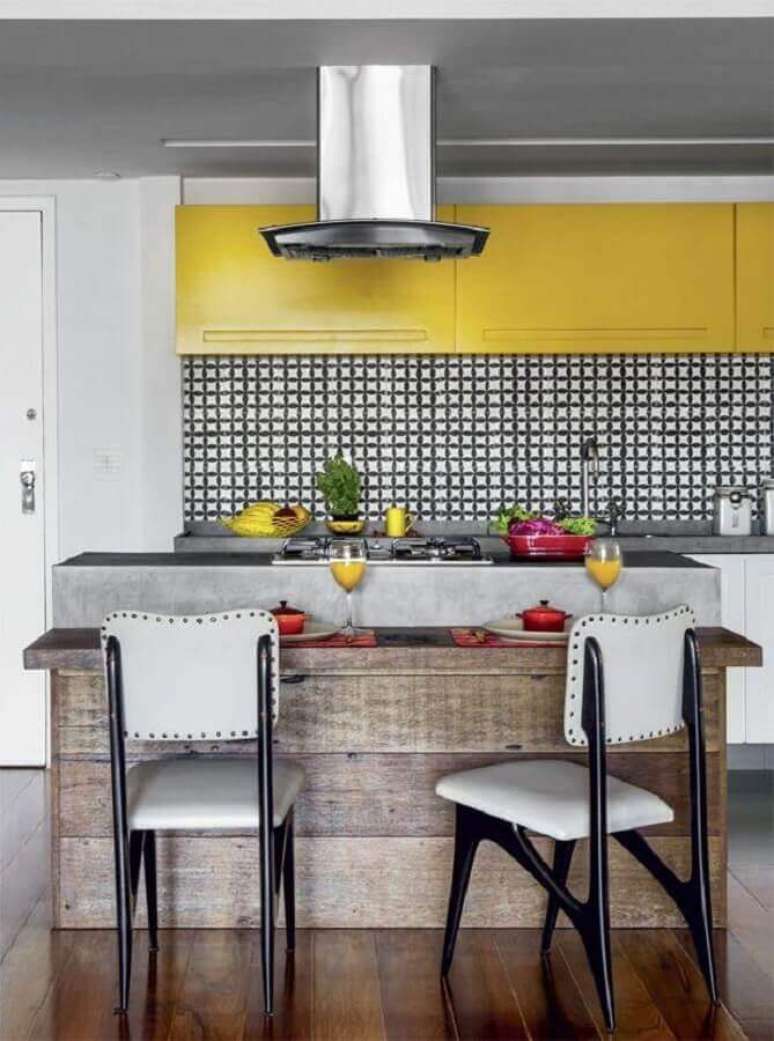 16. Escolha banqueta para cozinha amarela que se harmonize ao restante da decoração – Foto: Arquitrecos