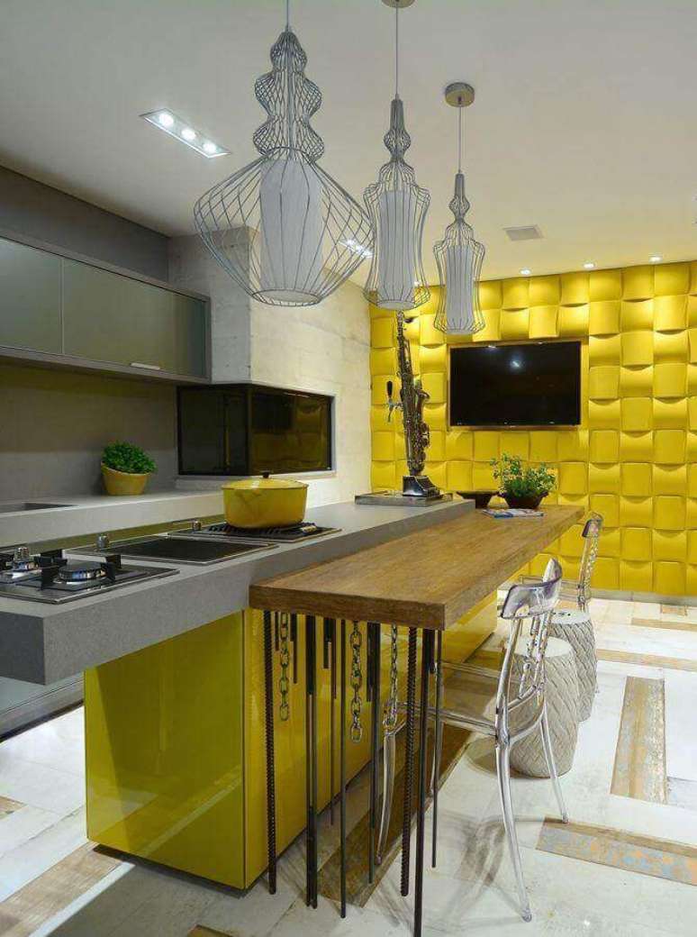 18. O revestimento 3D deixou a decoração da cozinha amarela com bancada de madeira ainda mais moderna – Foto: Assetproject