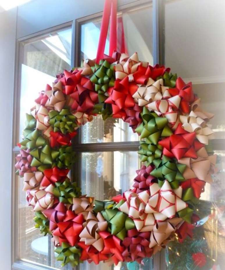 2. Guirlanda de Natal feita com flores de fitas. Fonte: Pinterest