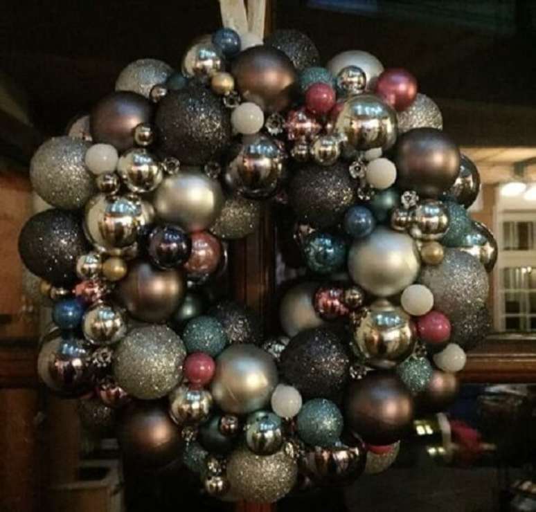 31. Guirlanda para Natal com bolas em diferentes tamanhos. Fonte: Pinterest