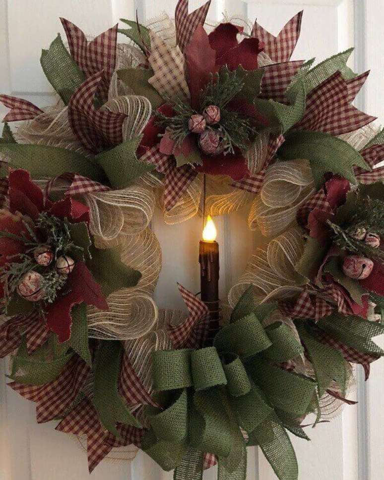 30. Guirlanda para Natal com tecido de juta e laços de fita. Fonte: Pinterest