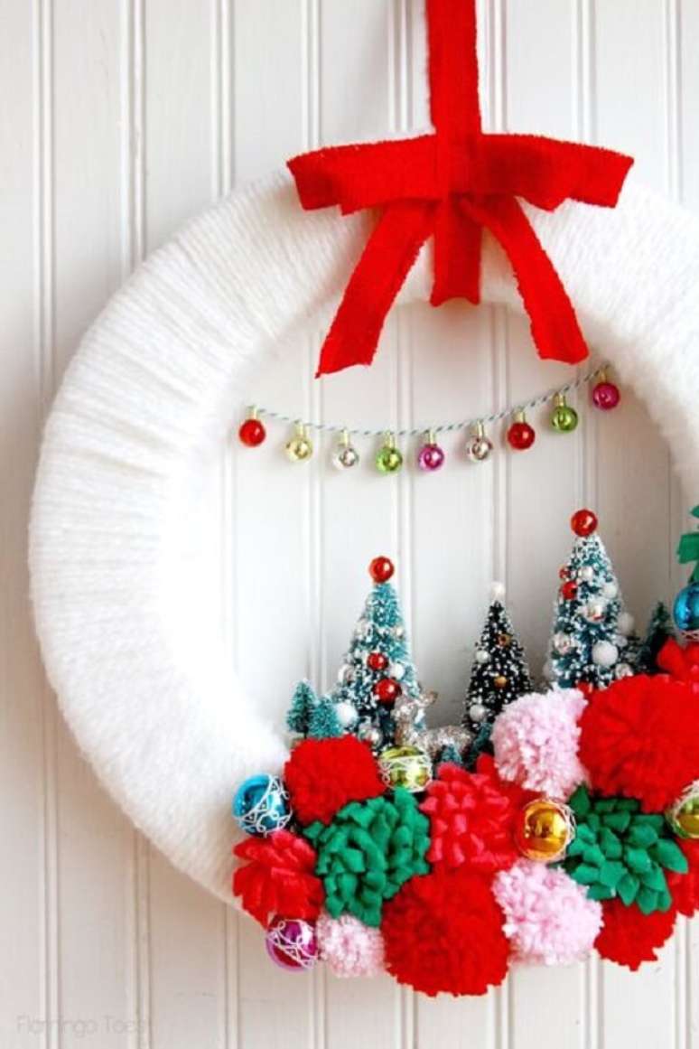 35. Guirlanda para Natal simples e delicada em tons de vermelho e branco. Fonte: Pinterest