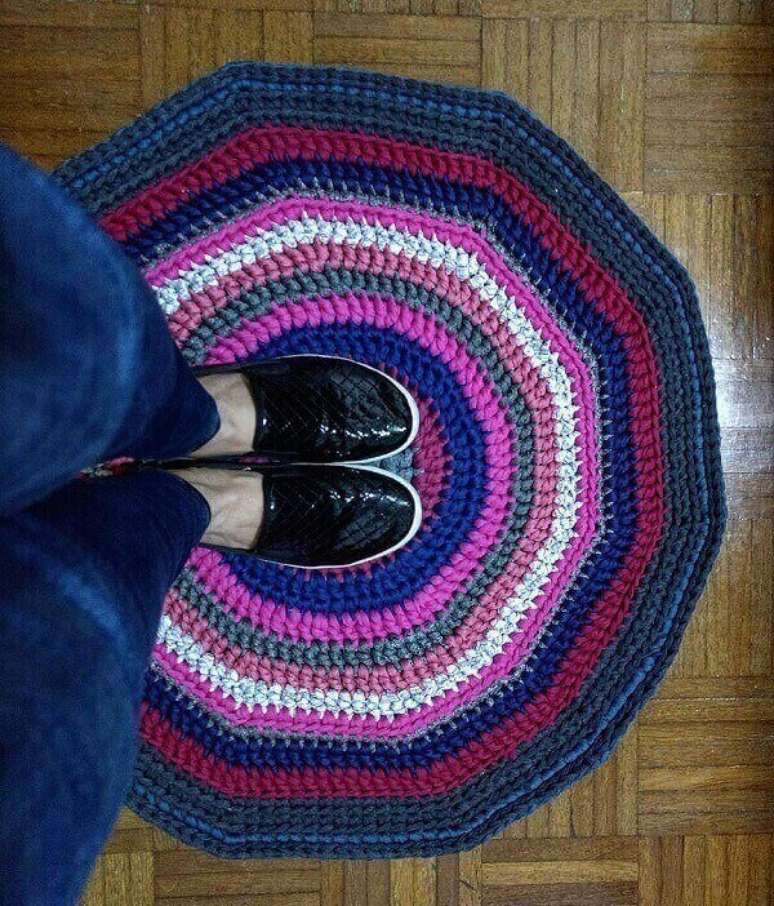 112- Coloque um tapete de crochê redondo com cores mescladas. Fonte: Nanda Que Fez