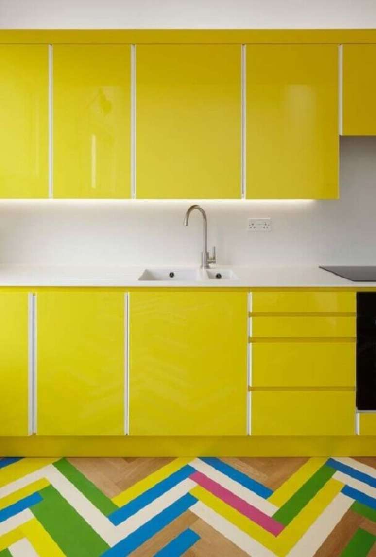 3. É possível ousar na decoração da cozinha planejada amarela – Foto: Ideias Decor