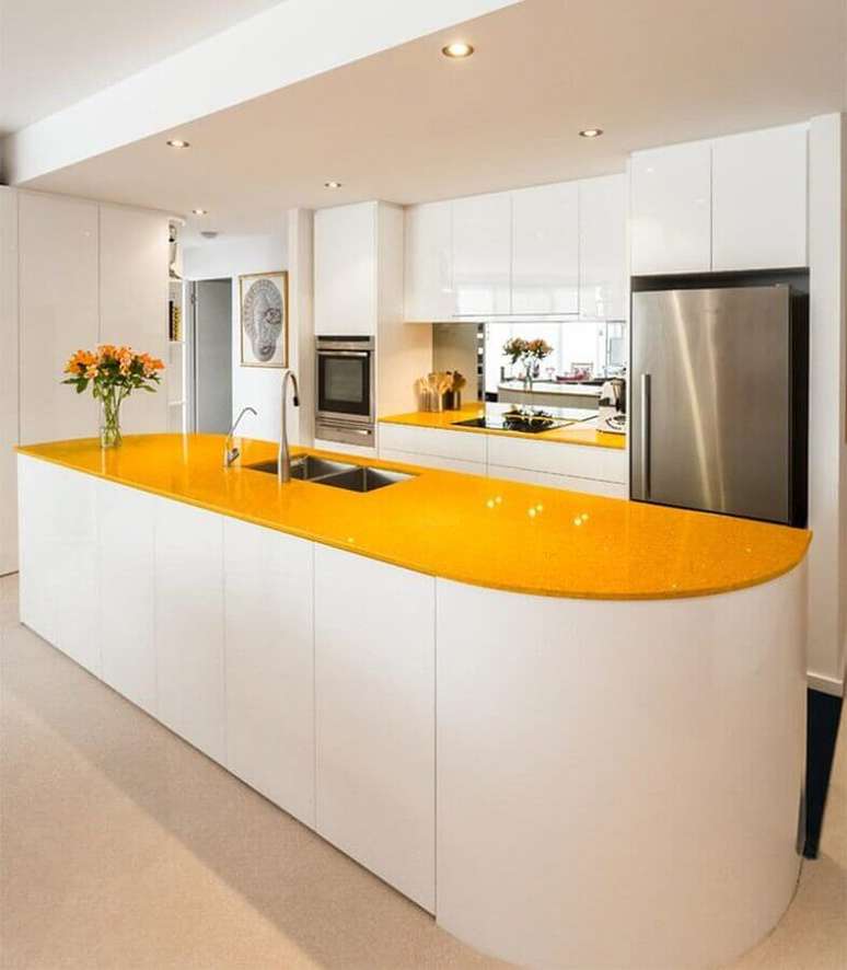 19. Decoração para cozinha amarela e branca ampla com armários planejados e eletrodoméstico inox – Foto: Pinterest