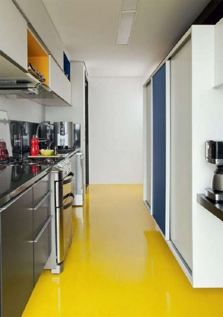 22. Invista em uma cozinha planejada amarela para otimizar o espaço – Foto: Coelho Fonseca