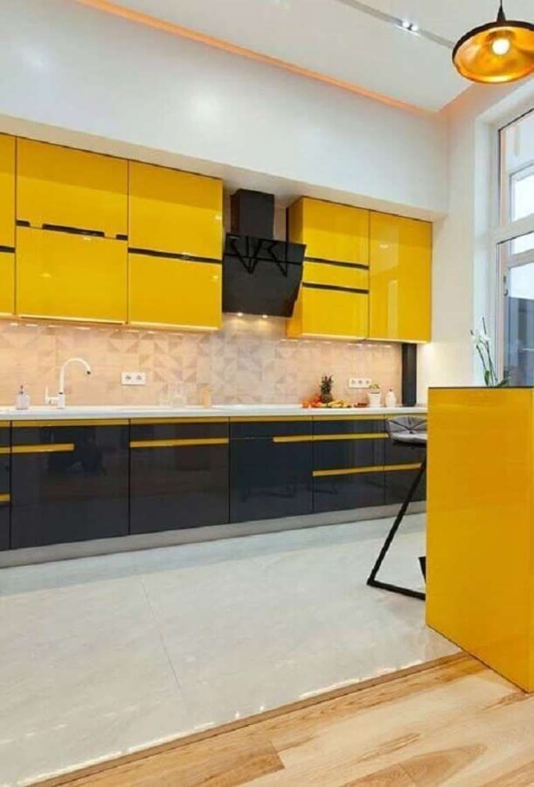 25. Decoração moderna para cozinha amarela e preta com armários planejados – Foto: Pinosy
