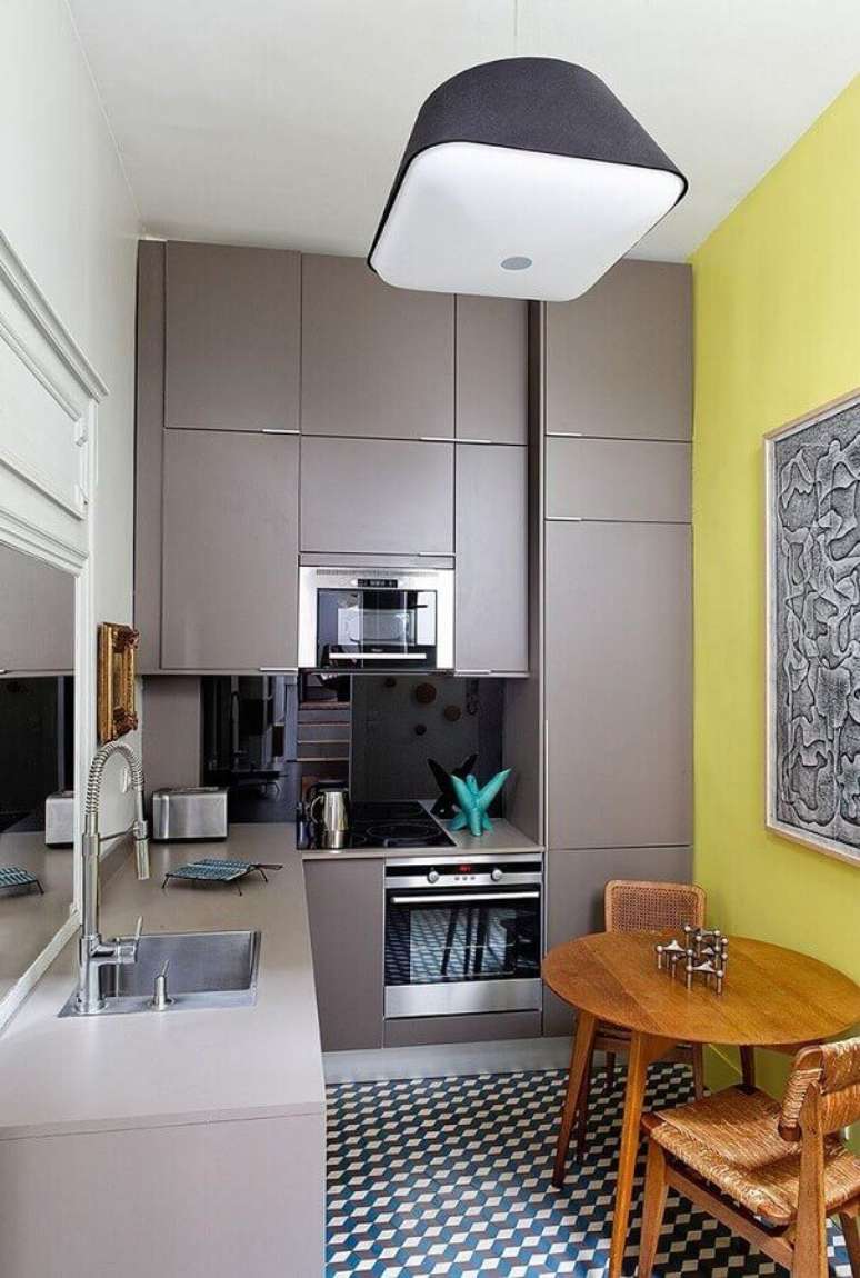 5. Invista em uma decoração contemporânea e armários modernos para cozinha cinza e amarela – Foto: HomeServe