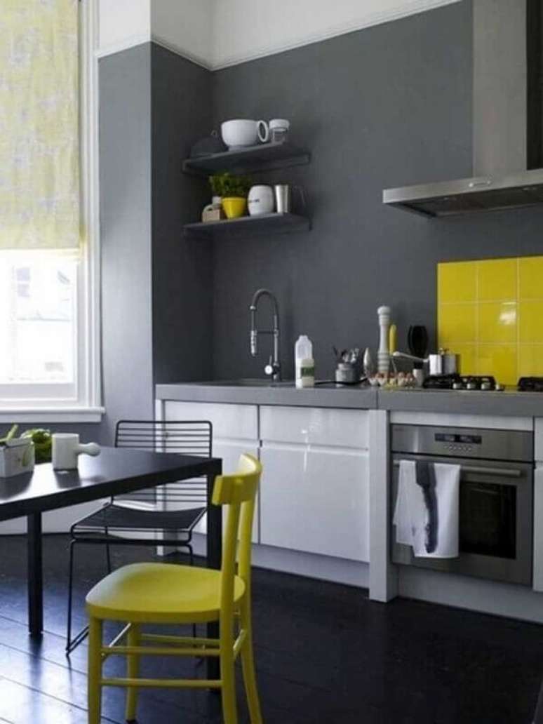 26. A cozinha cinza e amarela costuma ter uma decoração bem moderna – Foto: Archidea