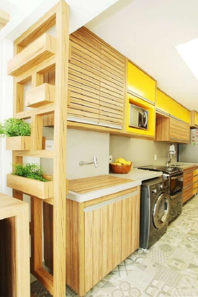 28. Cozinha planejada amarela com armários de madeira – Foto: Pinterest