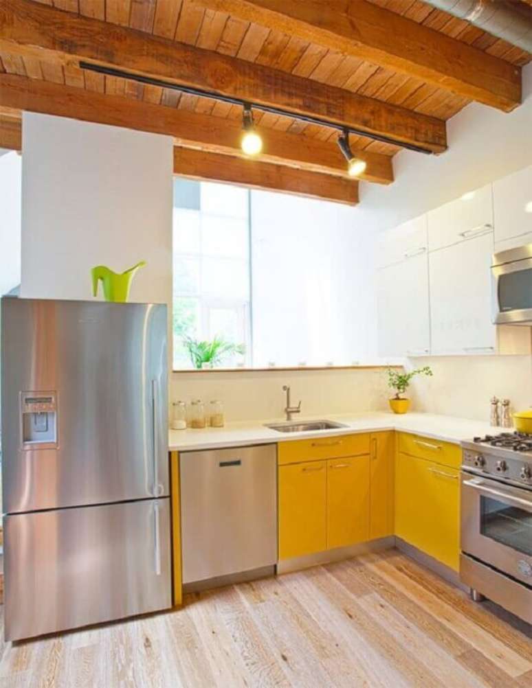 2. Decoração para cozinha planejada amarela com vigas de madeira no teto – Foto: Artcafe