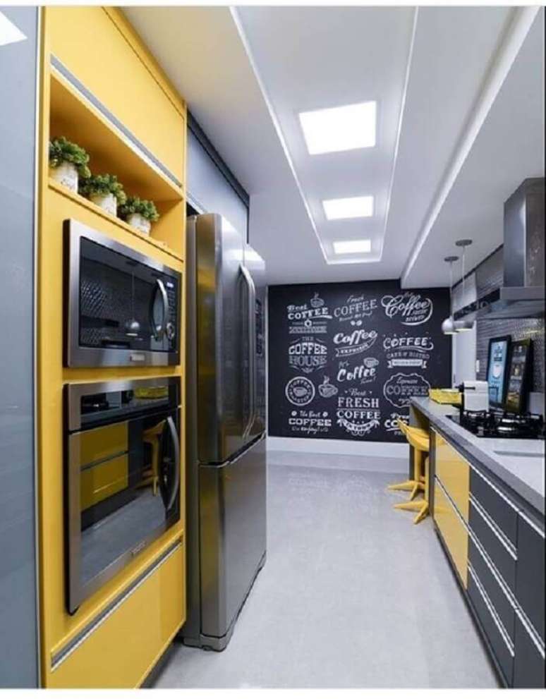30. Parede lousa para decoração de cozinha planejada amarela e cinza – Foto: Pinterest
