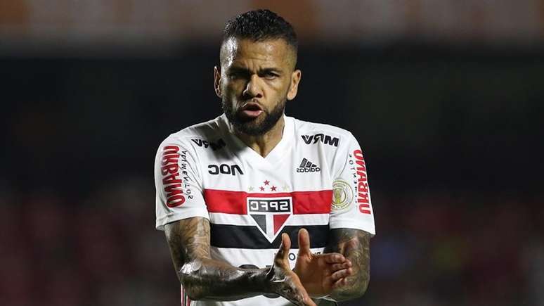 Daniel Alves pediu para que a Europa sirva de exemplo ao futebol brasileiro em relação á troca de treinadores (Foto: Rubens Chiri/SPFC)