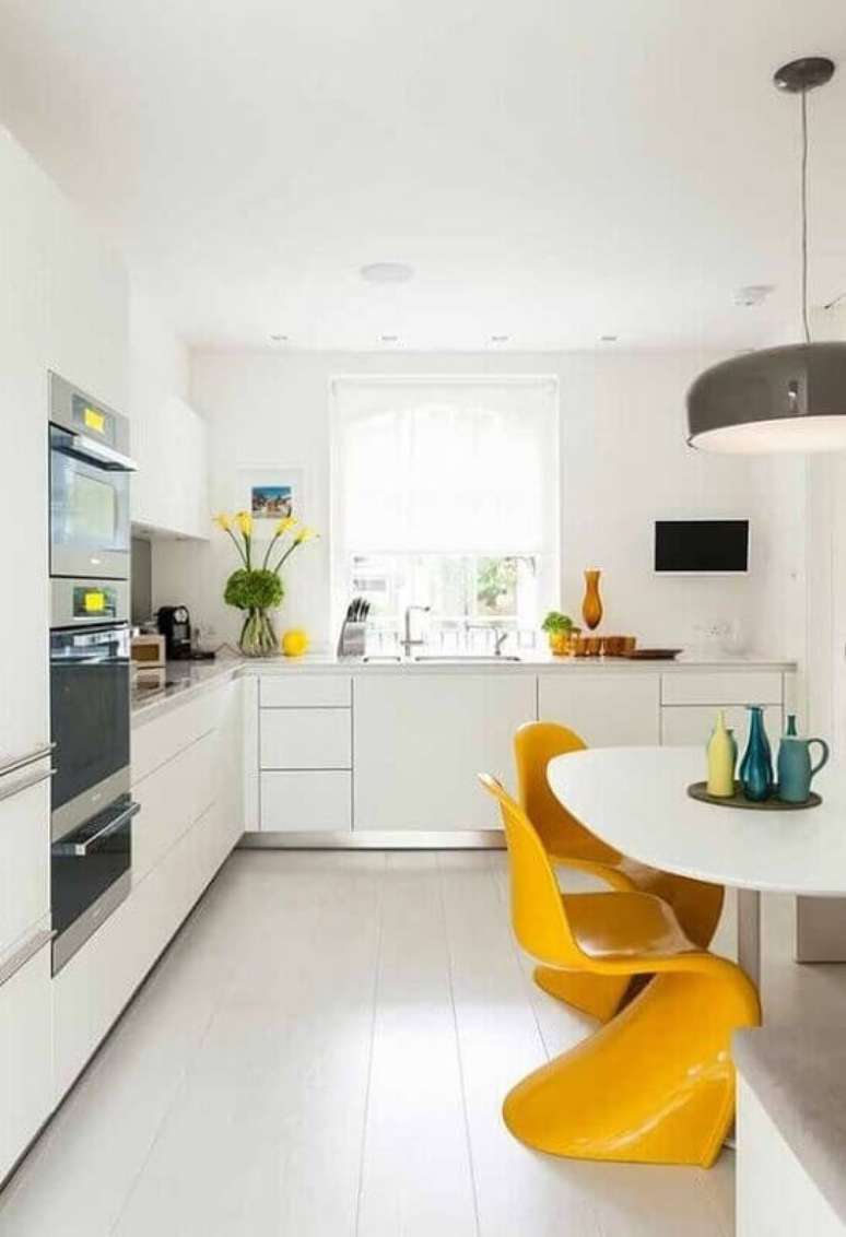 32. Decoração para cozinha amarela e branca com armários planejados – Foto: Decoração e Projetos