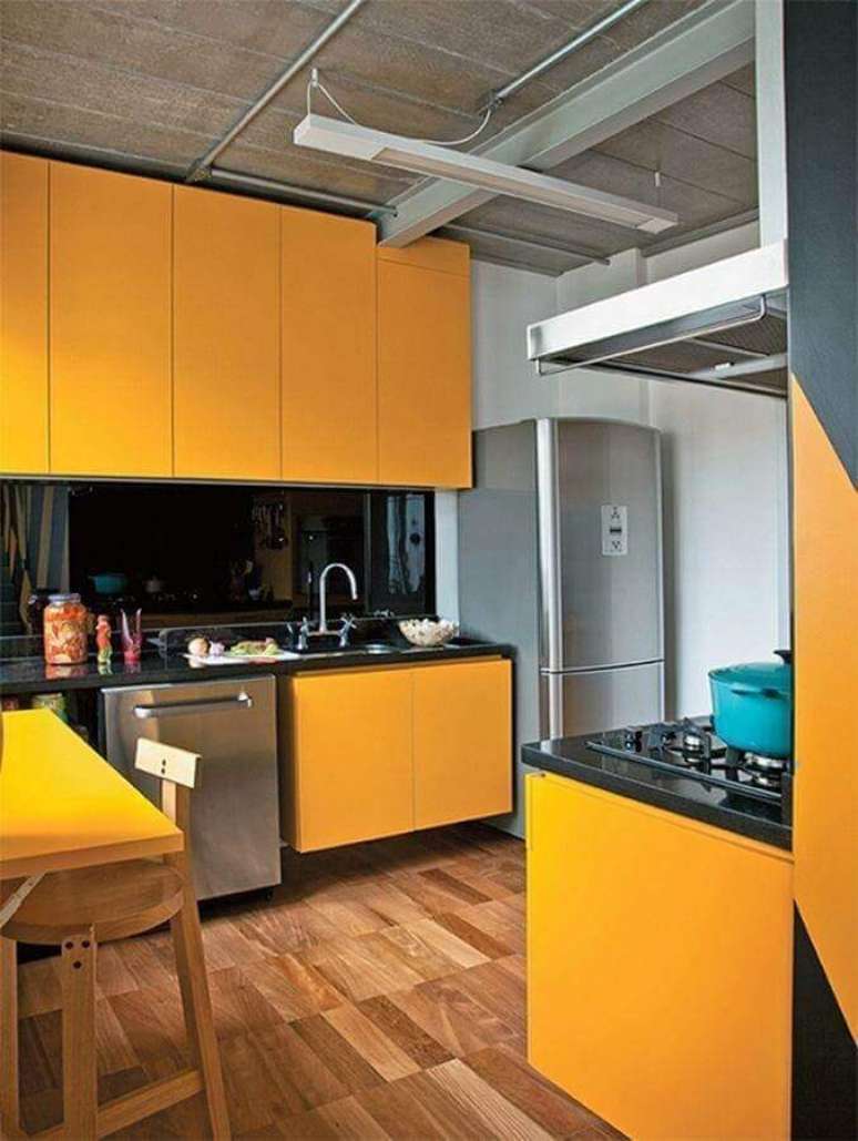 33. O piso de madeira ajuda a decoração da cozinha amarela e preta a ficar mais aconchegante – Foto: Suzana Barboza – Estúdio Trópico