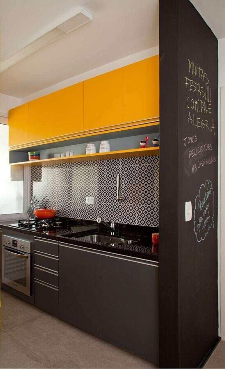 35. Invista em armários planejados para a decoração da cozinha amarela pequena – Foto: ArchDaily