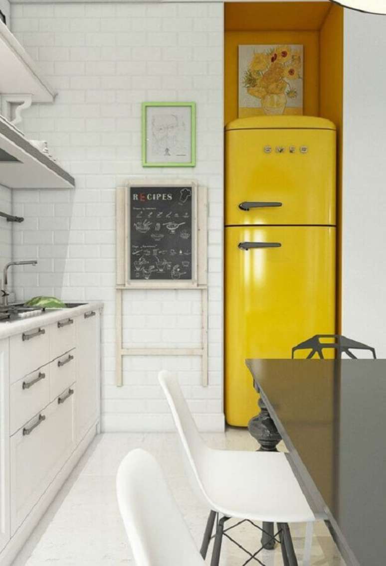 36. Decoração com cadeiras diferentes para cozinha amarela e branca – Foto: Pinosy