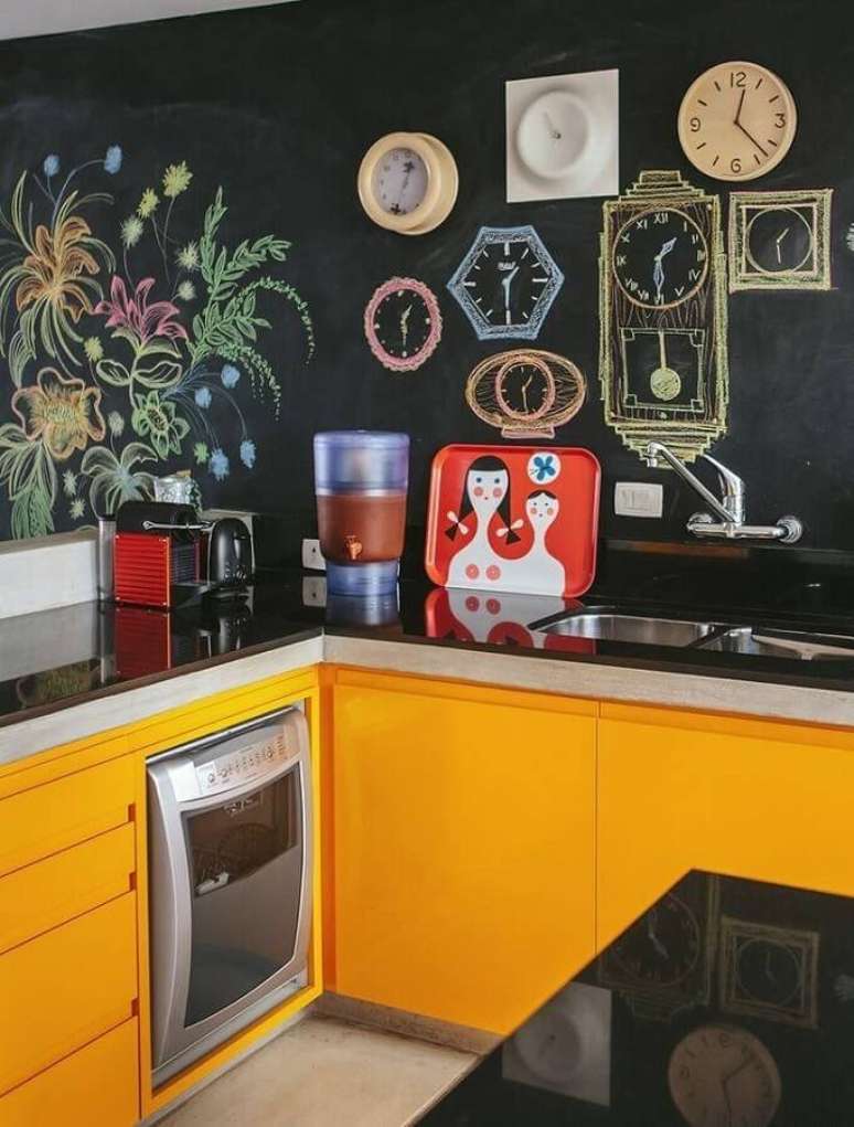37. Decoração com parede de lousa e armário de cozinha amarelo planejado – Foto: Assetproject