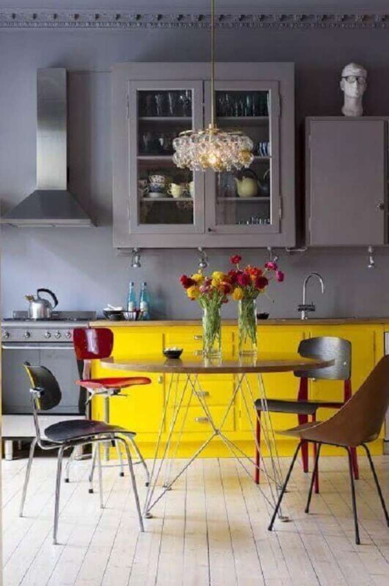 39. Decoração para cozinha cinza e amarela com cadeiras diferentes e mesa redonda – Foto: Etsy