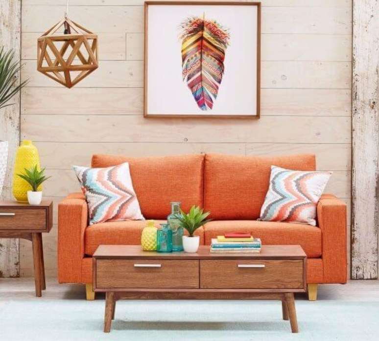 43. Decoração com sofá cama colorido com almofadas coloridas – Por: Pinterest