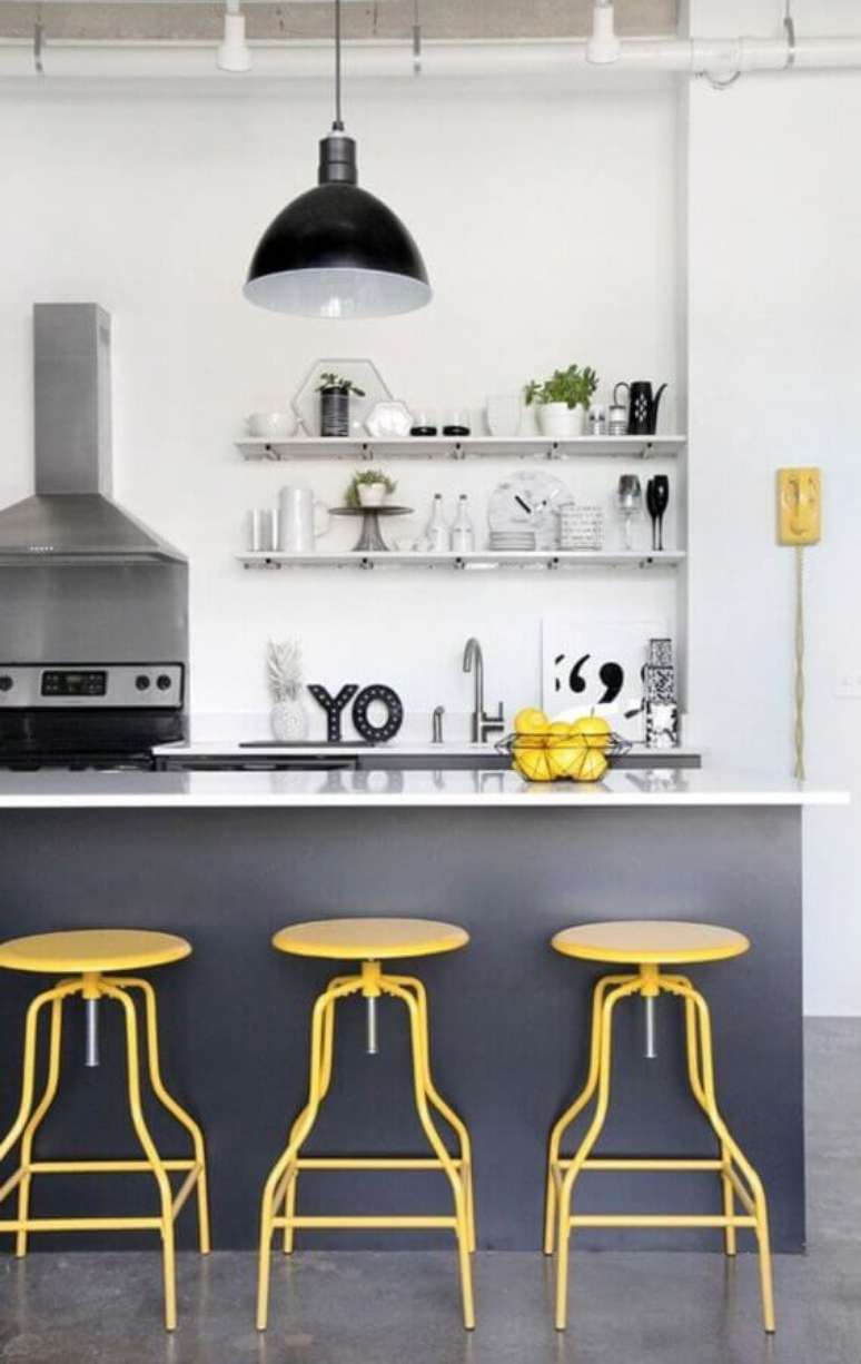8. Decoração moderna com banqueta para cozinha amarela e cinza – Foto: Apartment Therapy