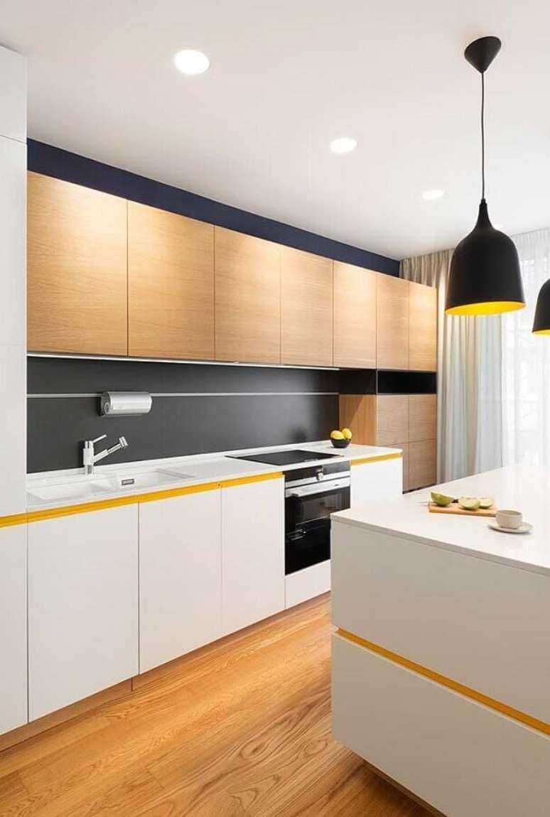 40. Cozinha amarela e branca moderna com parede preta e armário aéreo de madeira – Foto: Behance