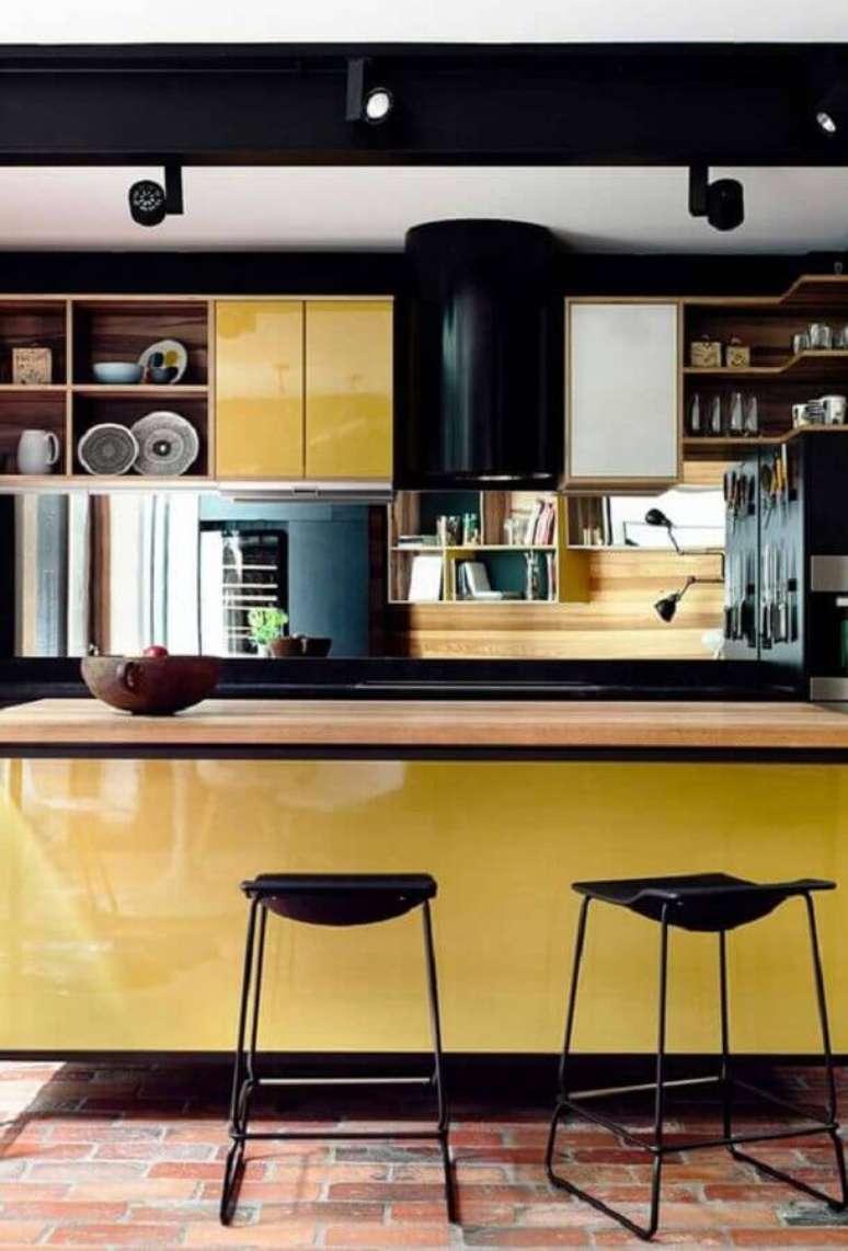 41. Decoração moderna para cozinha amarela e preta com ilha e banquetas moderna – Foto: Ideias Decor