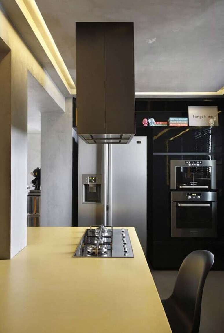 45. Decoração moderna para cozinha amarela e preta planejada – Foto: HomeDSGN