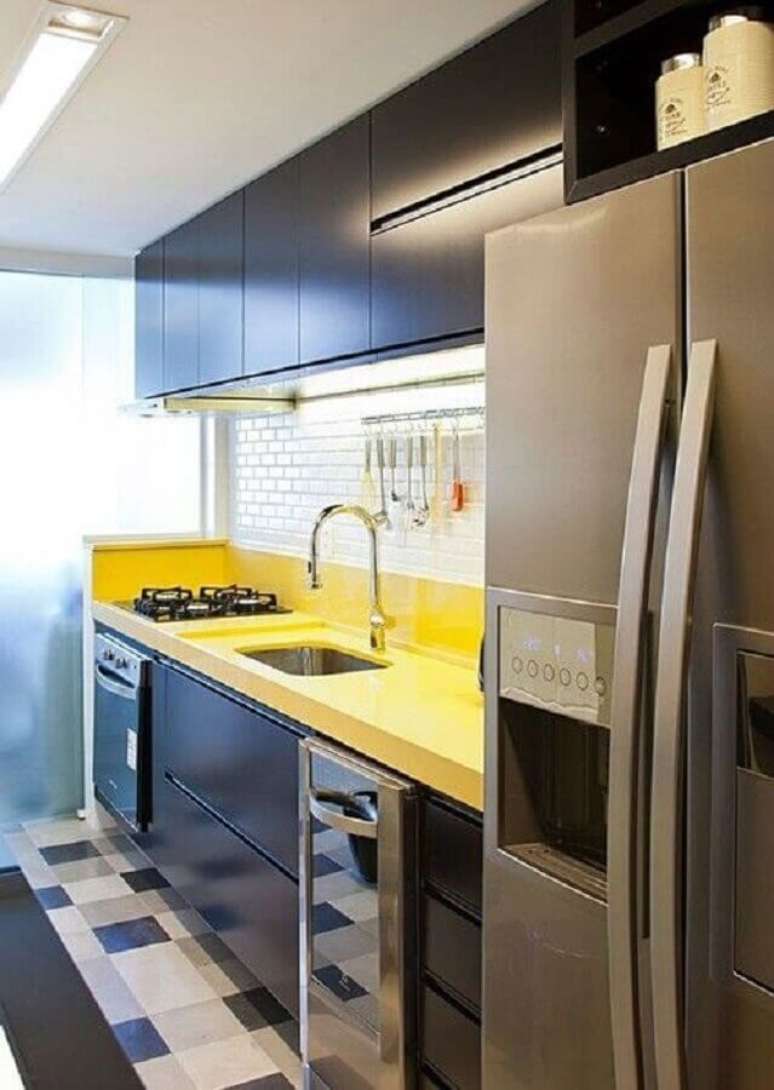 49. Invista em uma boa iluminação para a cozinha amarela e preta – Foto: Simples Decoração