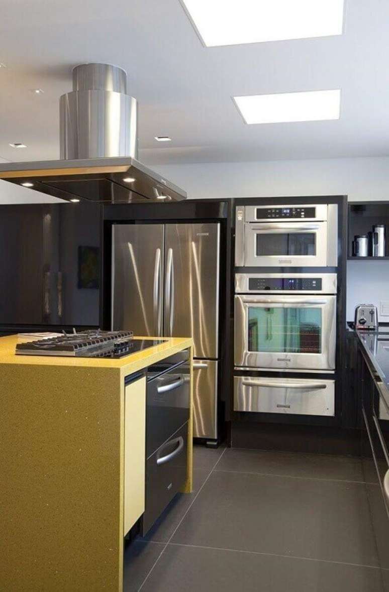 51. Decoração para cozinha amarela e preta com eletrodomésticos em inox – Foto: AMC Arquitetura