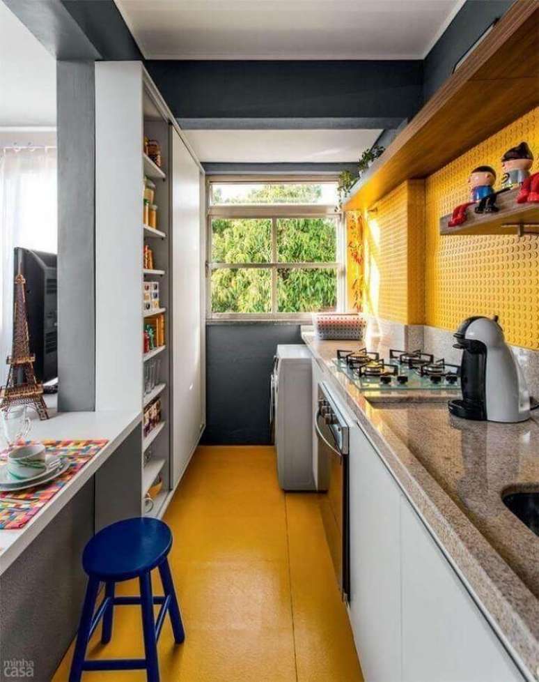 52. Cozinha compacta amarela decorada com móveis planejados – Foto: Juliana Rocha