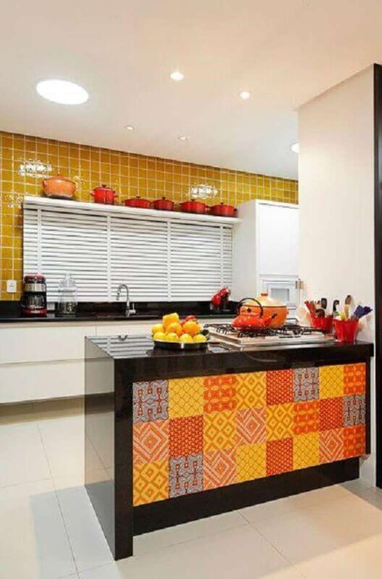 54. Decoração simples com azulejo estampado para cozinha amarela e branca com bancada preta – Foto: Dcore Você