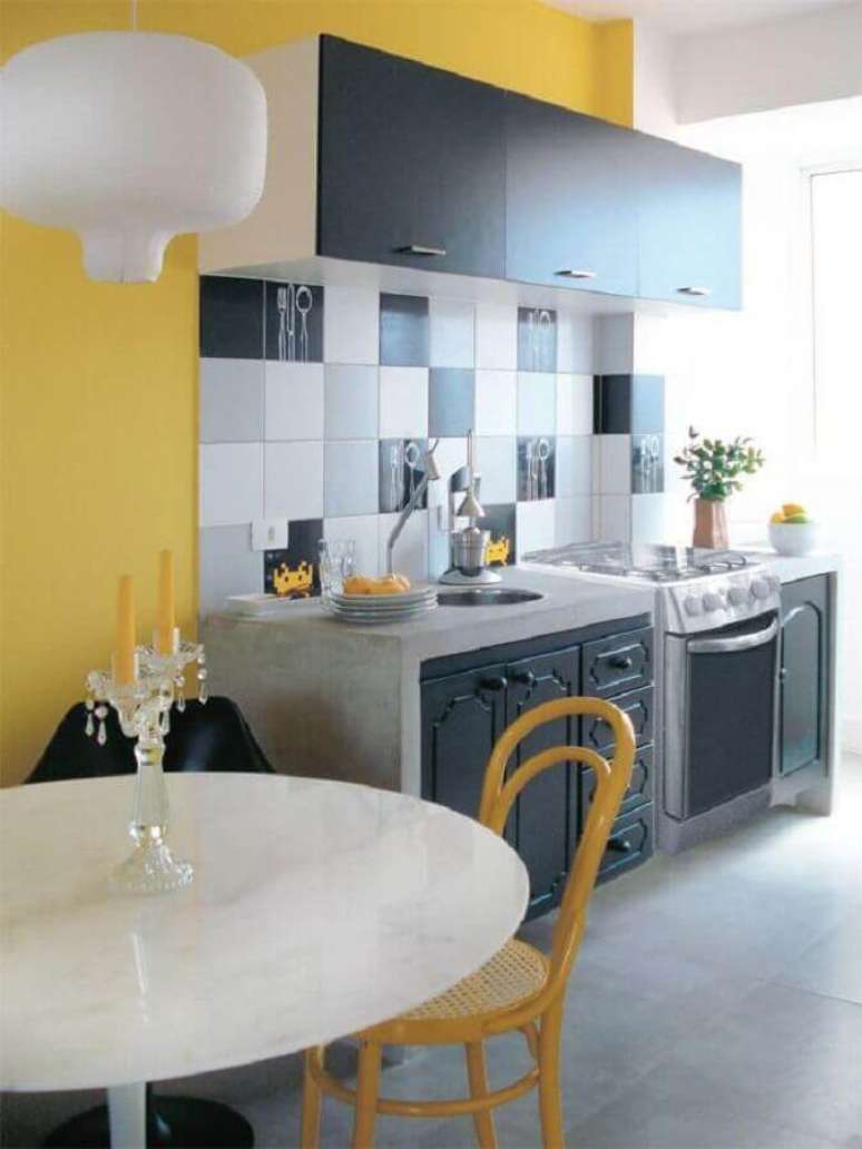 55. Cozinha amarela e cinza com decoração simples – Foto: Casa e Festa