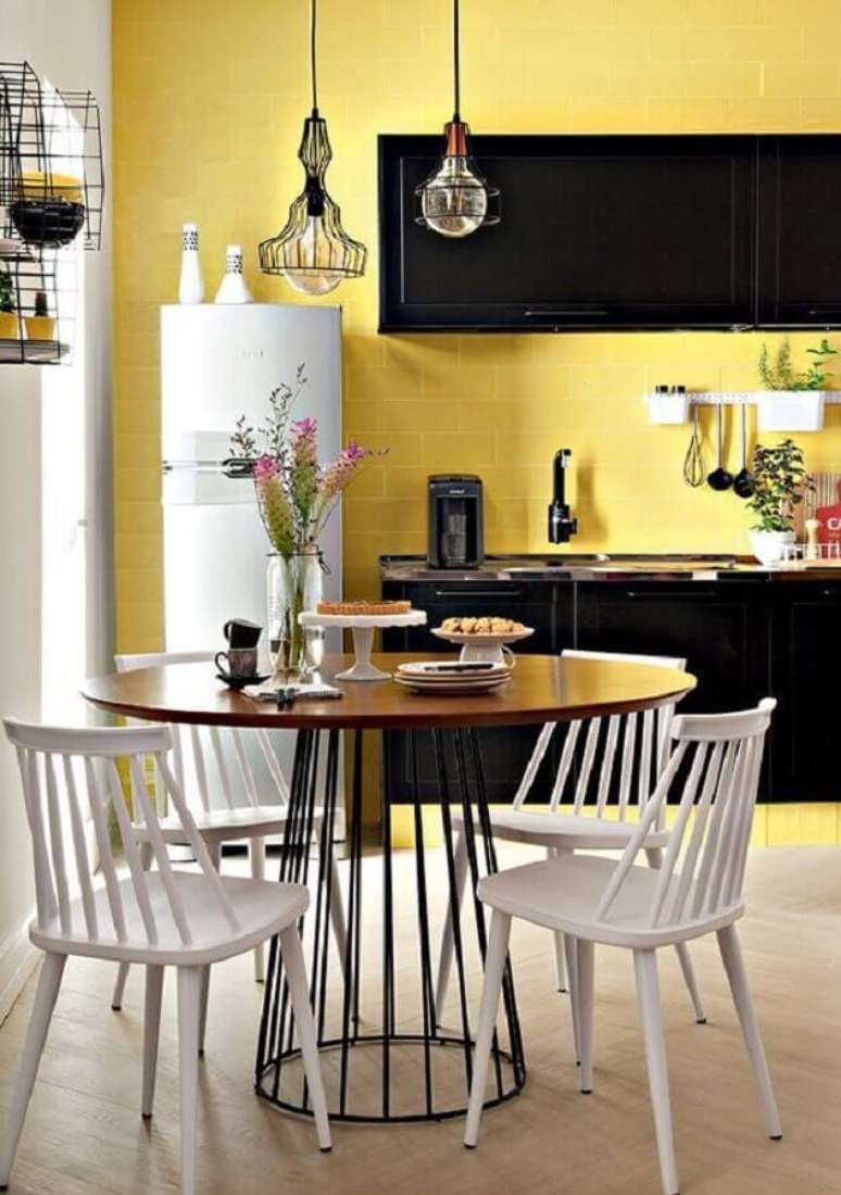 1. Decoração para cozinha amarela e preta com mesa redonda moderna – Foto: Decoração e Projetos