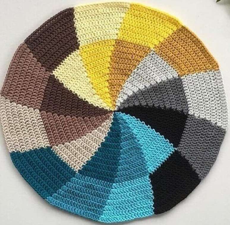 106- Disco de cores que encanta a decora&ccedil;&atilde;o do c&ocirc;modo. Fonte: &Ouml;rgu Fikrim