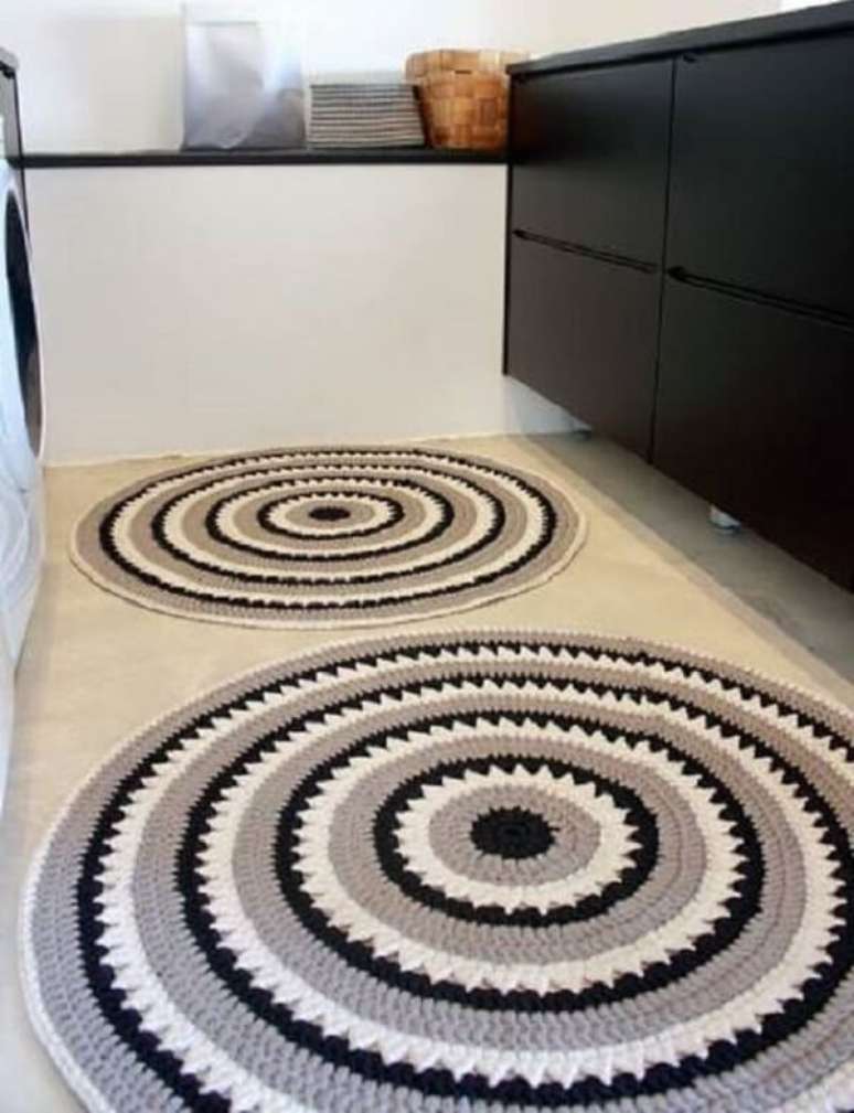 75- Dois tapetes de crochê complementam a decoração do espaço. Fonte: Revista Artesanato